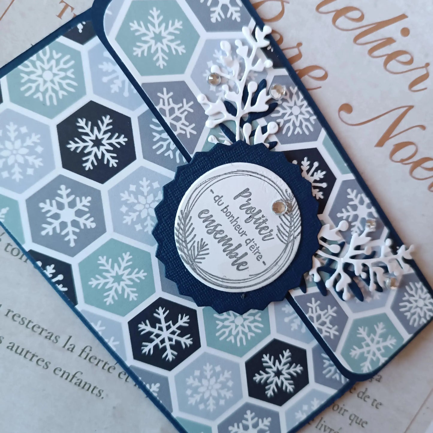 ppochette carte-cadeau de noel - carte de voeux 2025 - idée cadeau noël - noël 2025 - cadeau noël 2025 - carte de noël -pochette carte-cadeau de noël bleu marine de L’Atelier de Lili la souris