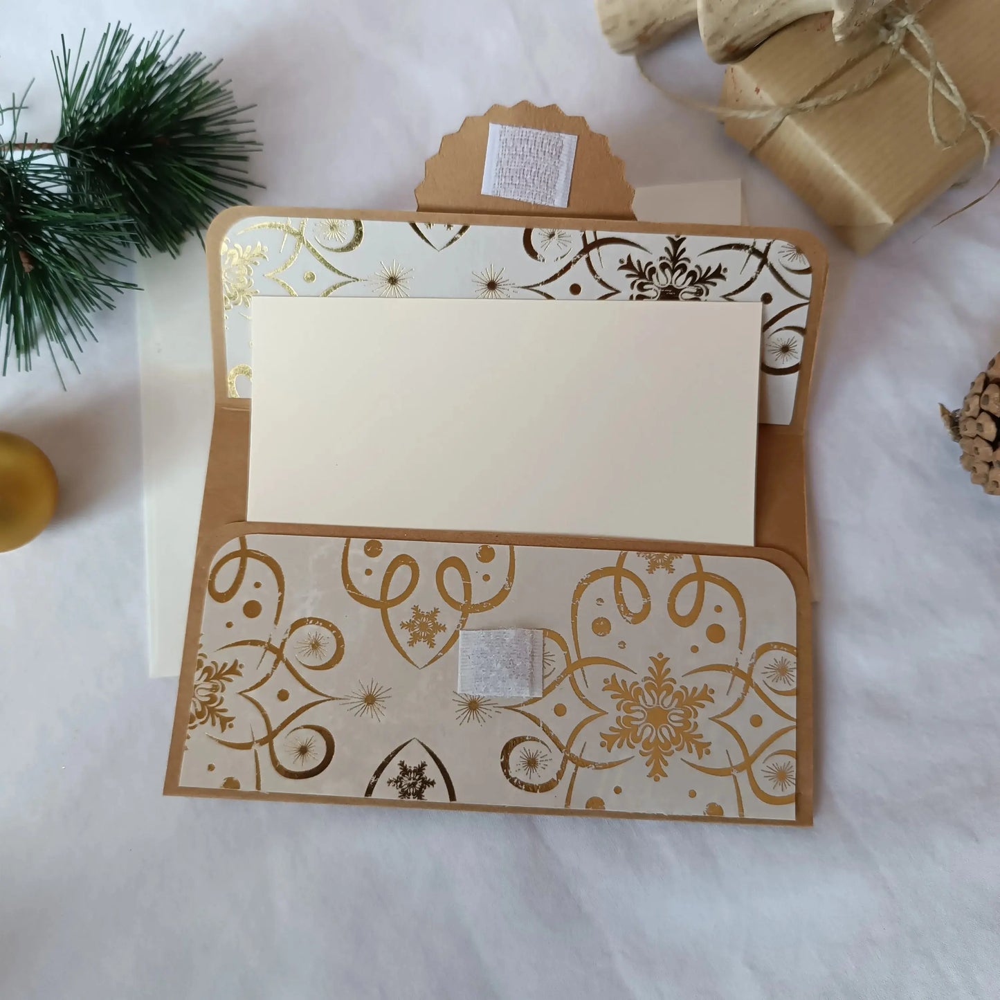 pochette carte-cadeau de noel - carte de voeux 2024 - idée cadeau noel - noel 2024 - cadeau noel 2024 - carte de noel -pochette carte-cadeau de noel kraft et or de L’Atelier de Lili la souris