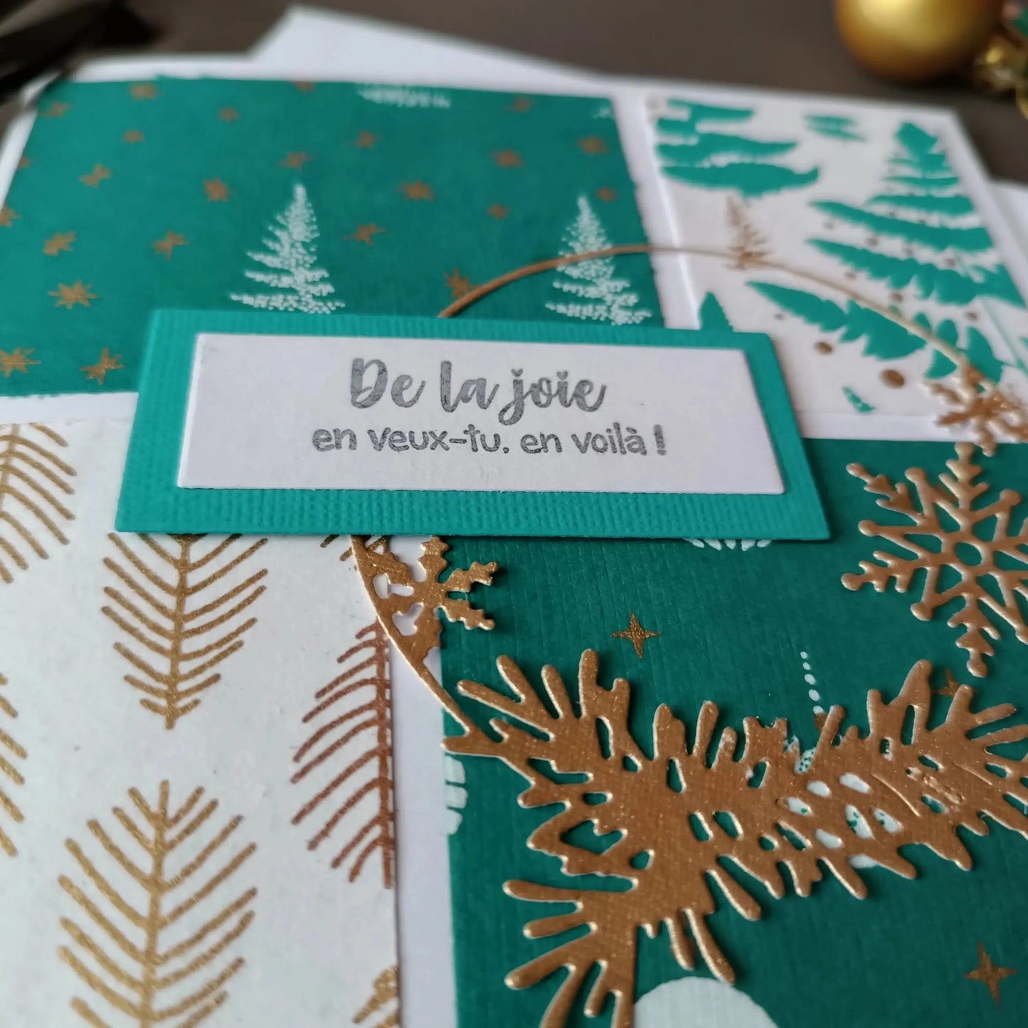 Carte de noël verte et or de L’Atelier de Lili la souris - Carte joyeux noël - carte de Noël - carte de vœux - idée cadeau noel - carte de vœux 2025 - noël 2025 - idée cadeau noël 2025 - idée cadeau femme noel 2025 - idée cadeau homme noel 2025 - cadeau noel 2025 - jolie carte de noel