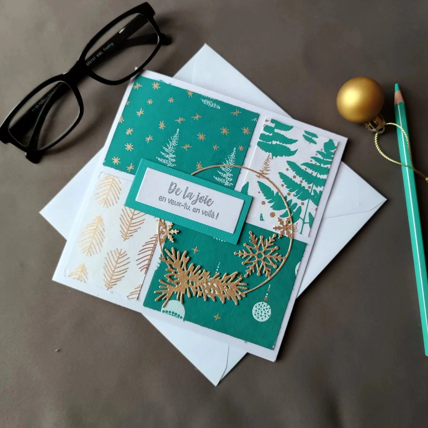 Carte de noël verte et or de L’Atelier de Lili la souris - Carte joyeux noël - carte de Noël - carte de vœux - idée cadeau noel - carte de vœux 2025 - noël 2025 - idée cadeau noël 2025 - idée cadeau femme noel 2025 - idée cadeau homme noel 2025 - cadeau noel 2025 - jolie carte de noel