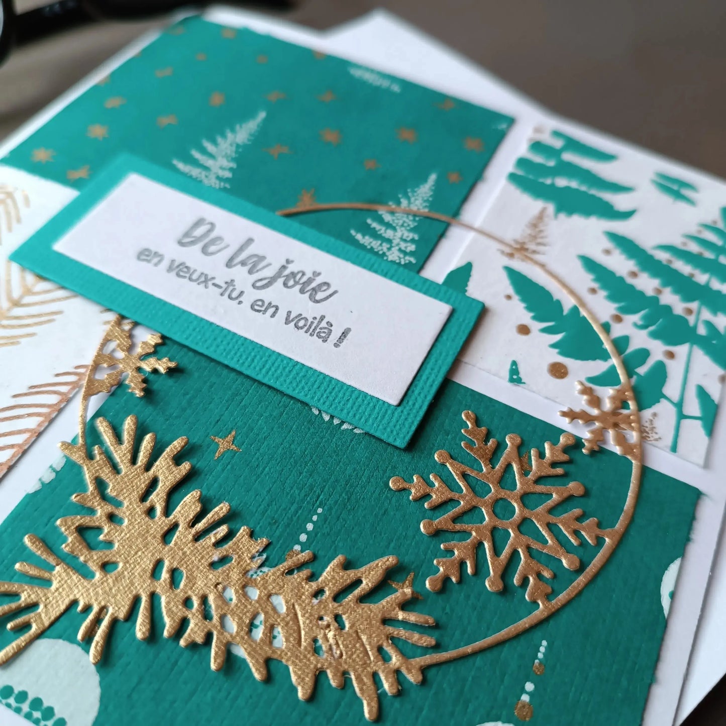 Carte de noël verte et or de L’Atelier de Lili la souris - Carte joyeux noël - carte de Noël - carte de vœux - idée cadeau noel - carte de vœux 2025 - noël 2025 - idée cadeau noël 2025 - idée cadeau femme noel 2025 - idée cadeau homme noel 2025 - cadeau noel 2025 - jolie carte de noel