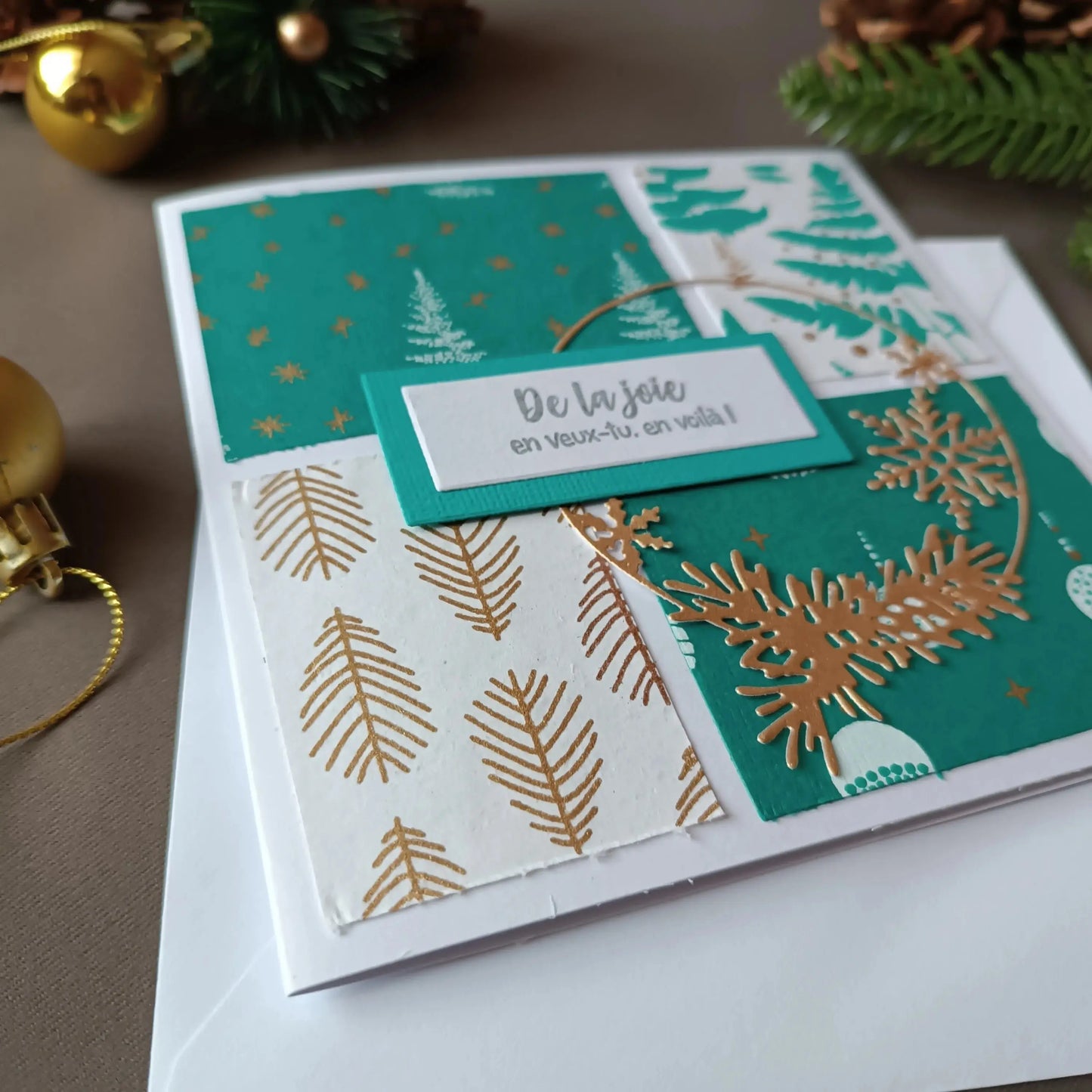 Carte de noël verte et or de L’Atelier de Lili la souris - Carte joyeux noël - carte de Noël - carte de vœux - idée cadeau noel - carte de vœux 2025 - noël 2025 - idée cadeau noël 2025 - idée cadeau femme noel 2025 - idée cadeau homme noel 2025 - cadeau noel 2025 - jolie carte de noel