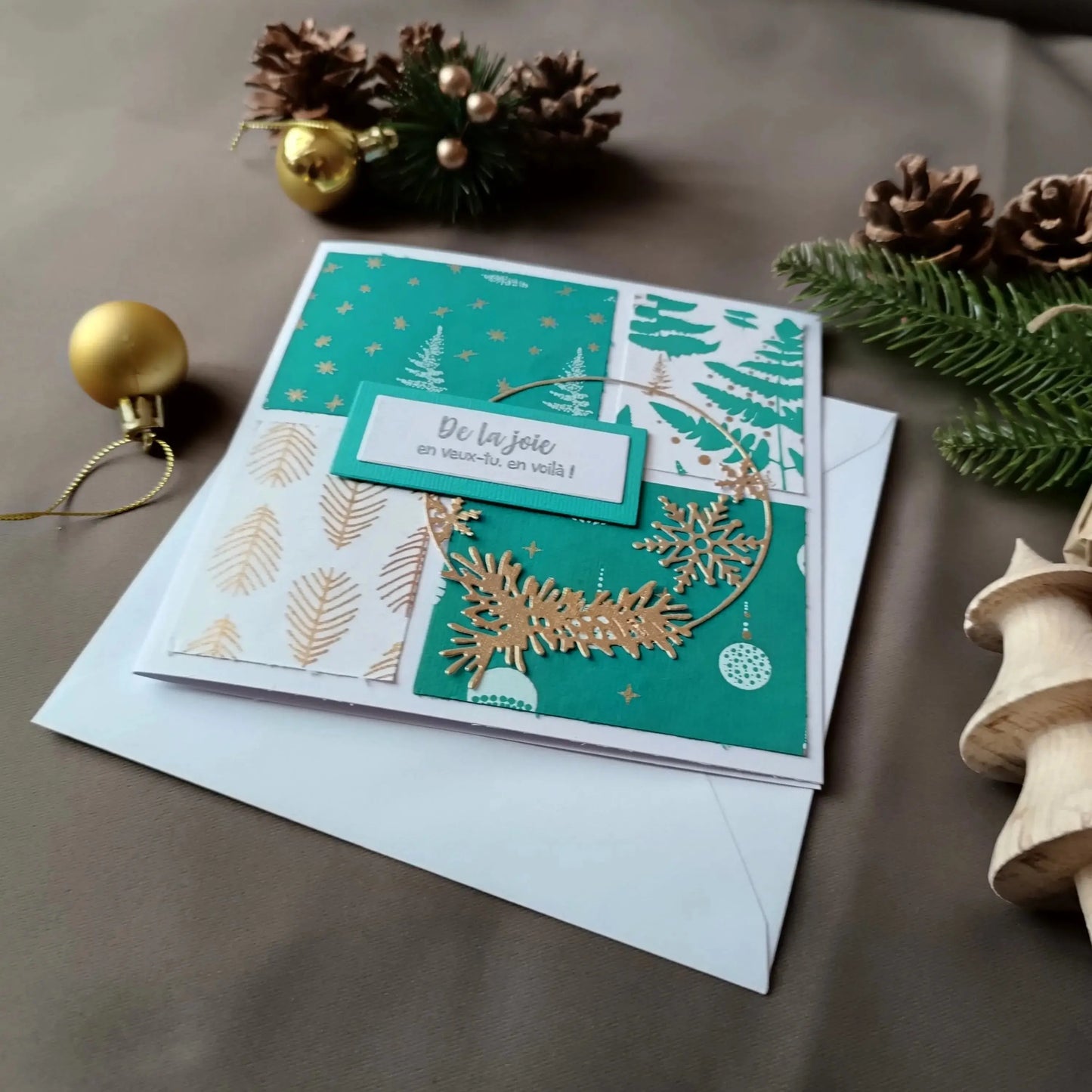 Carte de noël verte et or de L’Atelier de Lili la souris - Carte joyeux noël - carte de Noël - carte de vœux - idée cadeau noel - carte de vœux 2025 - noël 2025 - idée cadeau noël 2025 - idée cadeau femme noel 2025 - idée cadeau homme noel 2025 - cadeau noel 2025 - jolie carte de noel