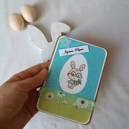Détail du lapin tamponné dans la découpe en forme d'œuf