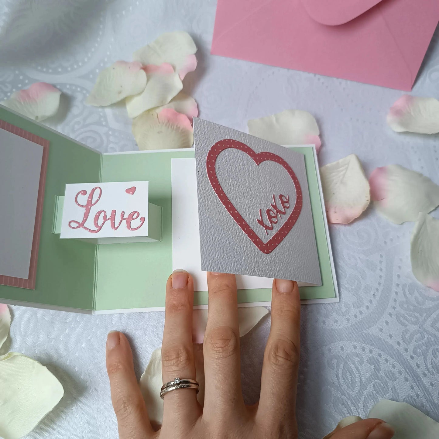 Carte de saint valentin de L’Atelier de Lili la souris, cadeau saint valentin 2025, idée cadeau saint valentin, cadeau saint valentin femme, cadeau saint valentin homme, carte de saint valentin 2025, saint valentin 2025, cadeau saint valentin ado, carte amoureux, carte d’amour, je t’aime, fêter l’amour, célébrer l’amour, mots d’amour,