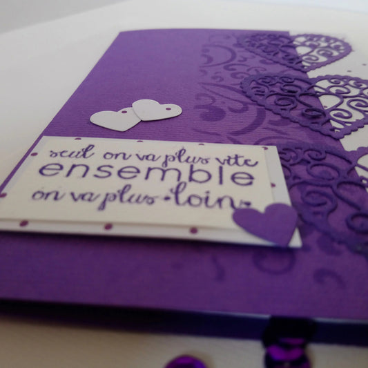 Carte Saint-Valentin violette réalisée à la main, vue rapprochée