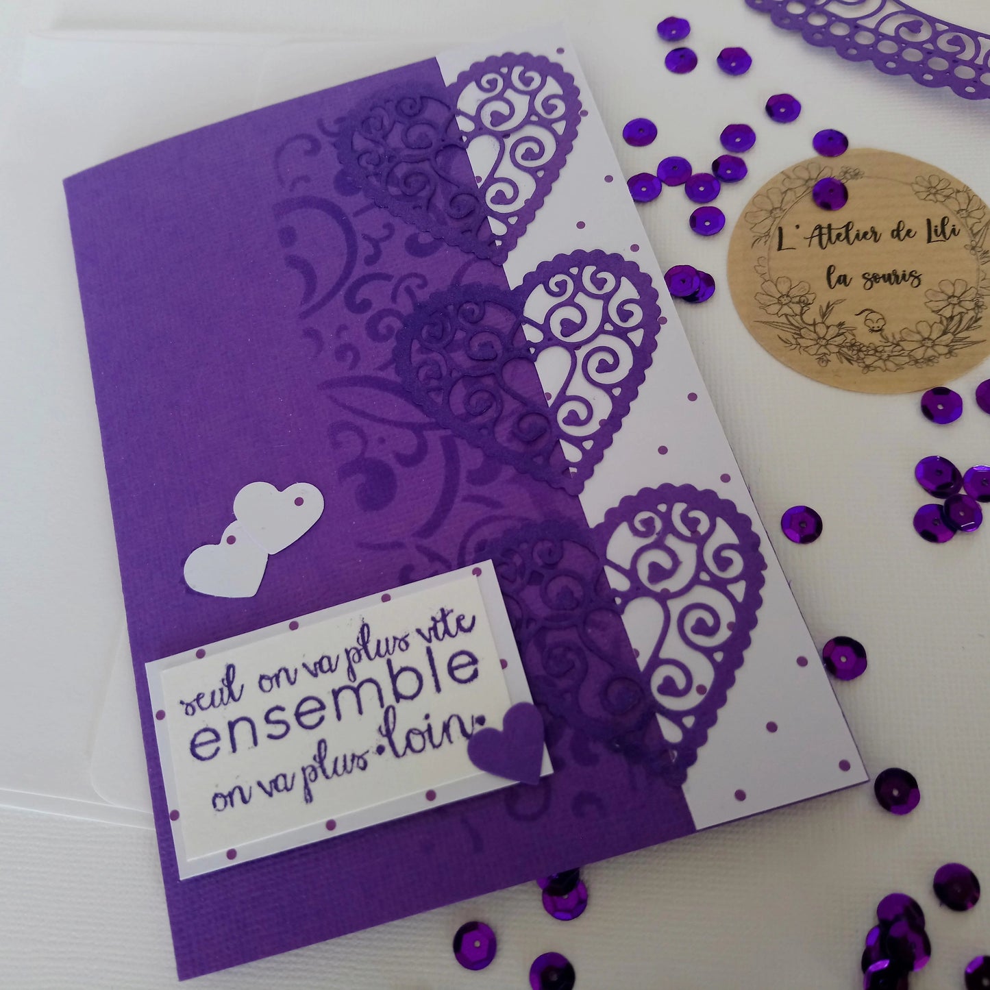 Carte de saint valentin violette – l’atelier de lili la souris - carte artisanale saint valentin – carte saint valentin scrapbooking - cadeau saint valentin - idée cadeau saint valentin- cadeau saint valentin femme - cadeau saint valentin homme - carte de saint valentin - saint valentin - cadeau saint valentin ado - carte amoureux - carte d amour, - je t aime - fêter l amour - célébrer l amour