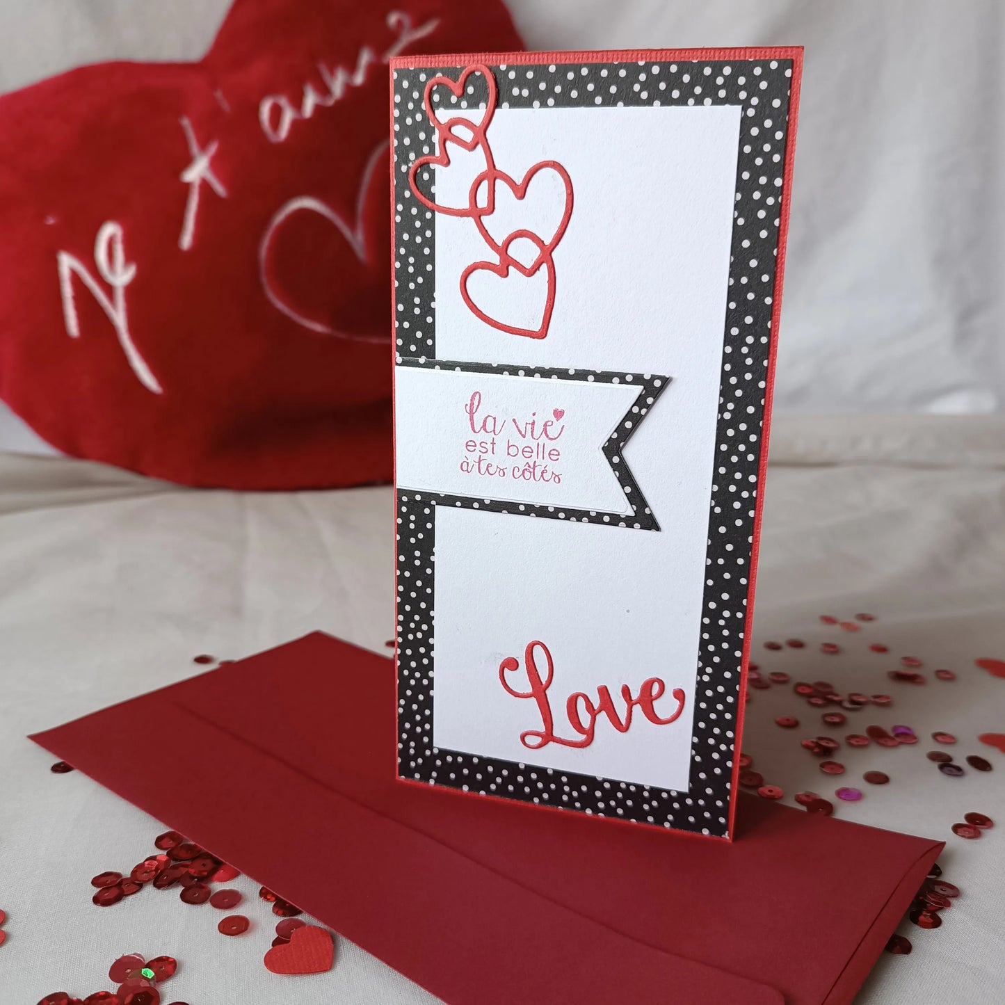 Carte Saint-Valentin pop-up rouge présentée avec son enveloppe