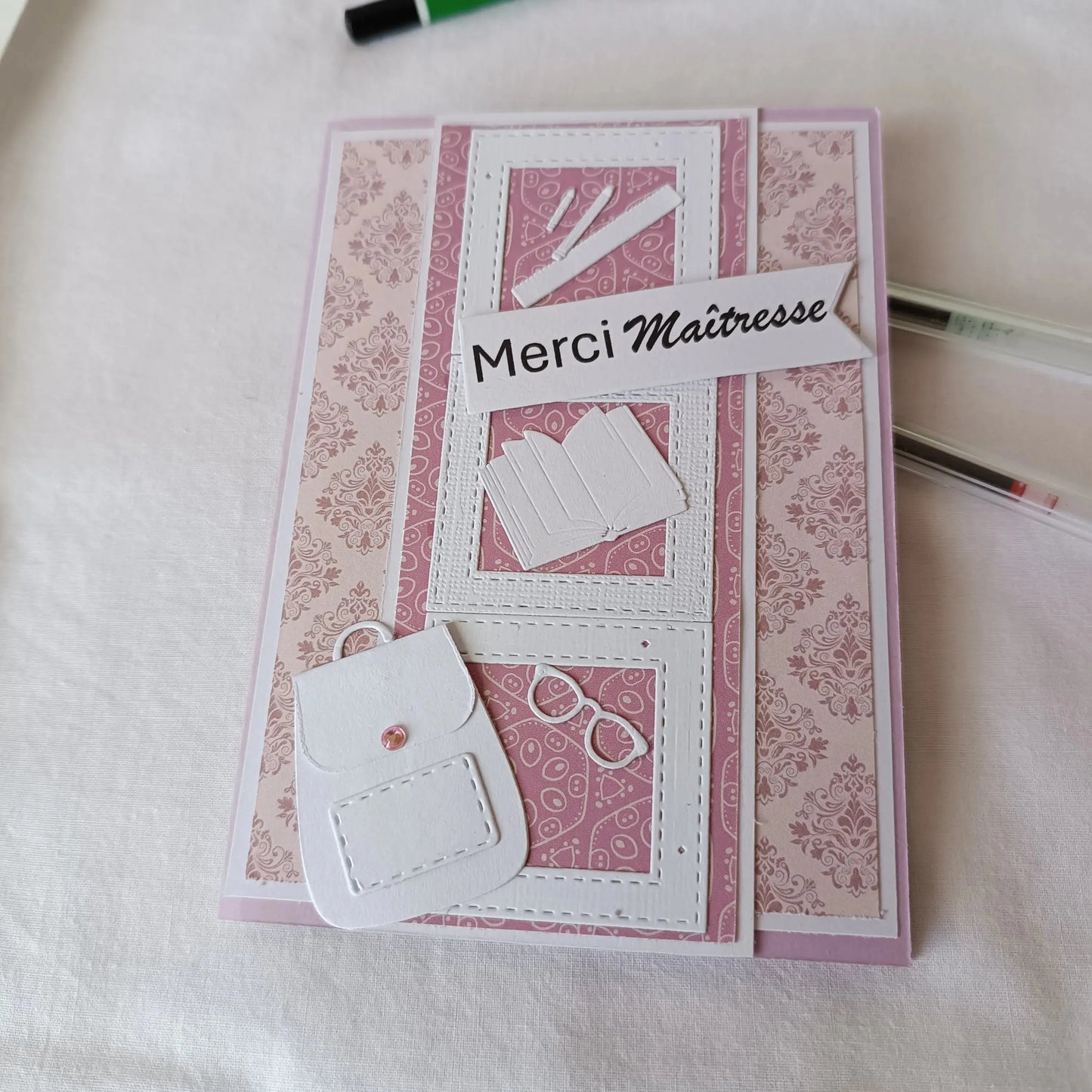 carte merci maitresse, carte de vœux pour Maîtresse, cadeau fin d’année scolaire, cadeau maîtresse, carte cartable pour maîtresse, carte cartable en kraft bleu et rose, idée cadeau maîtresse, jolie carte pour Maîtresse, cadeau pour Maîtresse, cadeau institutrice