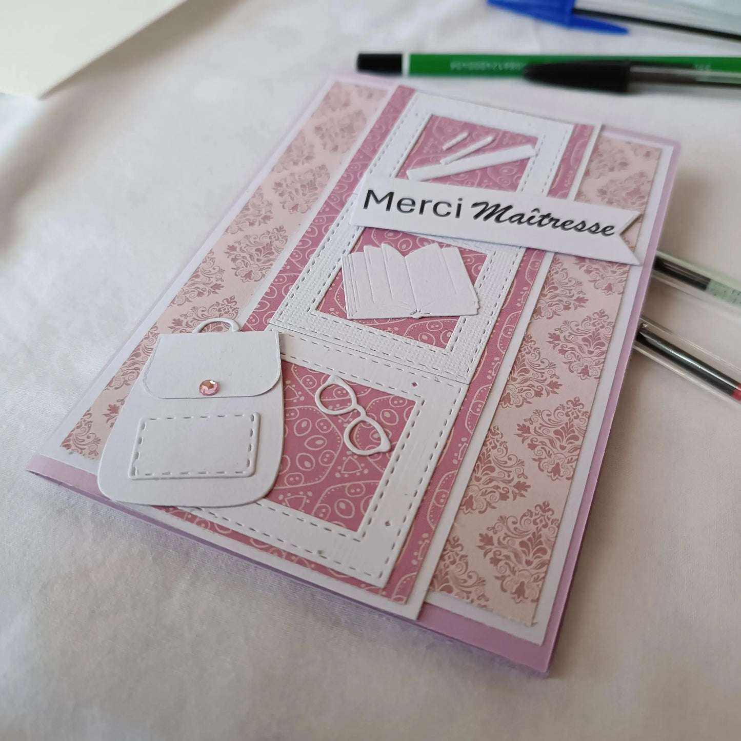 carte merci maitresse, carte de vœux pour Maîtresse, cadeau fin d’année scolaire, cadeau maîtresse, carte cartable pour maîtresse, carte cartable en kraft bleu et rose, idée cadeau maîtresse, jolie carte pour Maîtresse, cadeau pour Maîtresse, cadeau institutrice