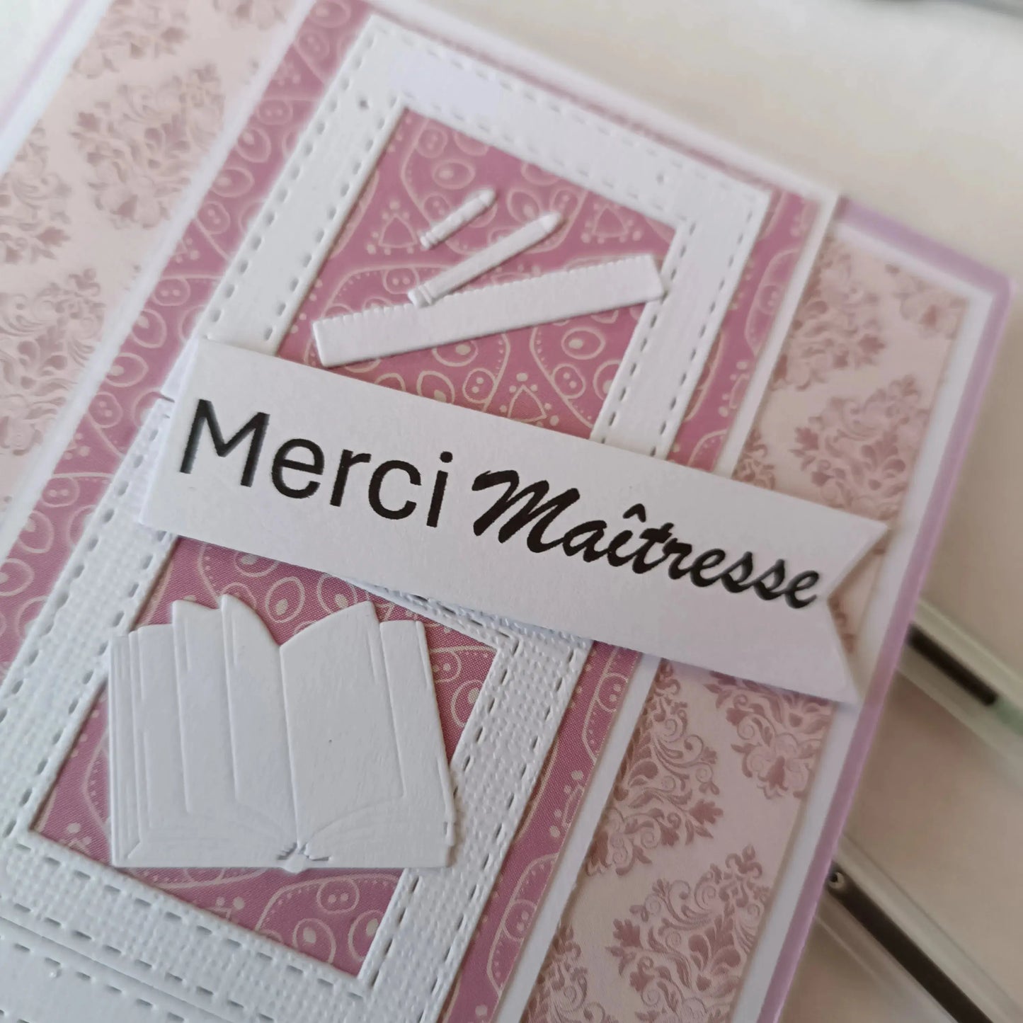 carte merci maitresse, carte de vœux pour Maîtresse, cadeau fin d’année scolaire, cadeau maîtresse, carte cartable pour maîtresse, carte cartable en kraft bleu et rose, idée cadeau maîtresse, jolie carte pour Maîtresse, cadeau pour Maîtresse, cadeau institutrice