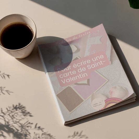 livret offert pour écrire une carte de saint-valentin poser sur la table à coté d'une tasse de café