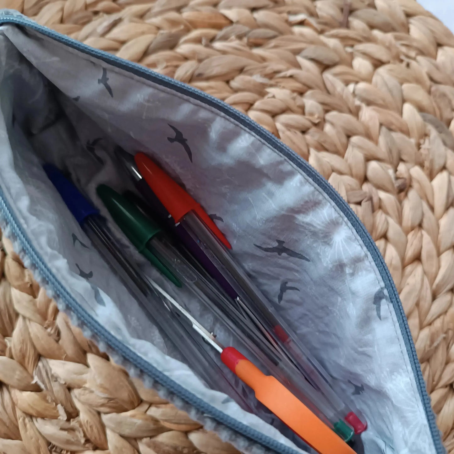 trousse à crayon grise upcyclé de Récup’ Tissu de LILI – trousse grise tissu upcyclé – trousse écoresponsable -trousse artisanale -idée cadeau artisanale - trousse originale