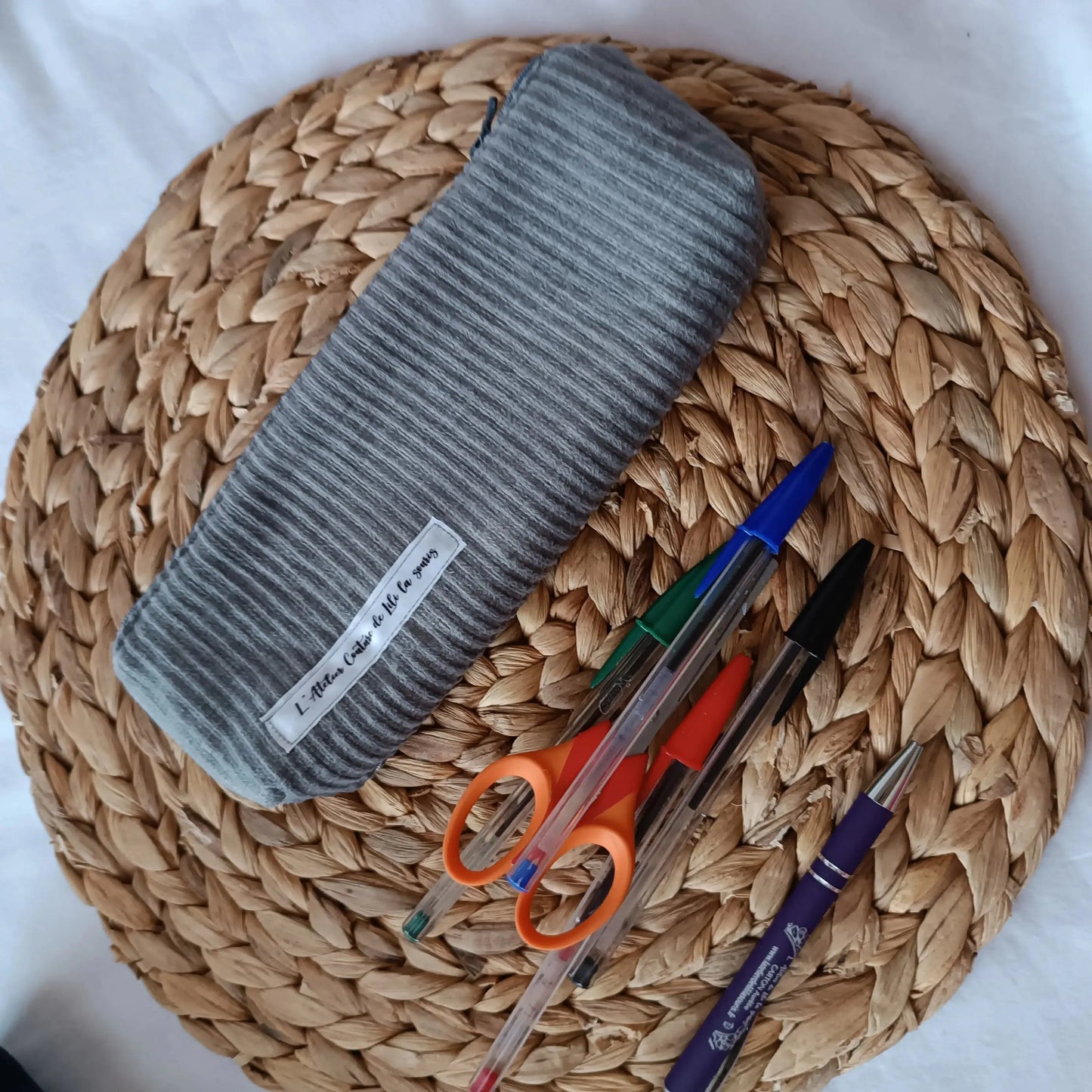 trousse à crayon grise upcyclé de Récup’ Tissu de LILI – trousse grise tissu upcyclé – trousse écoresponsable -trousse artisanale -idée cadeau artisanale - trousse originale
