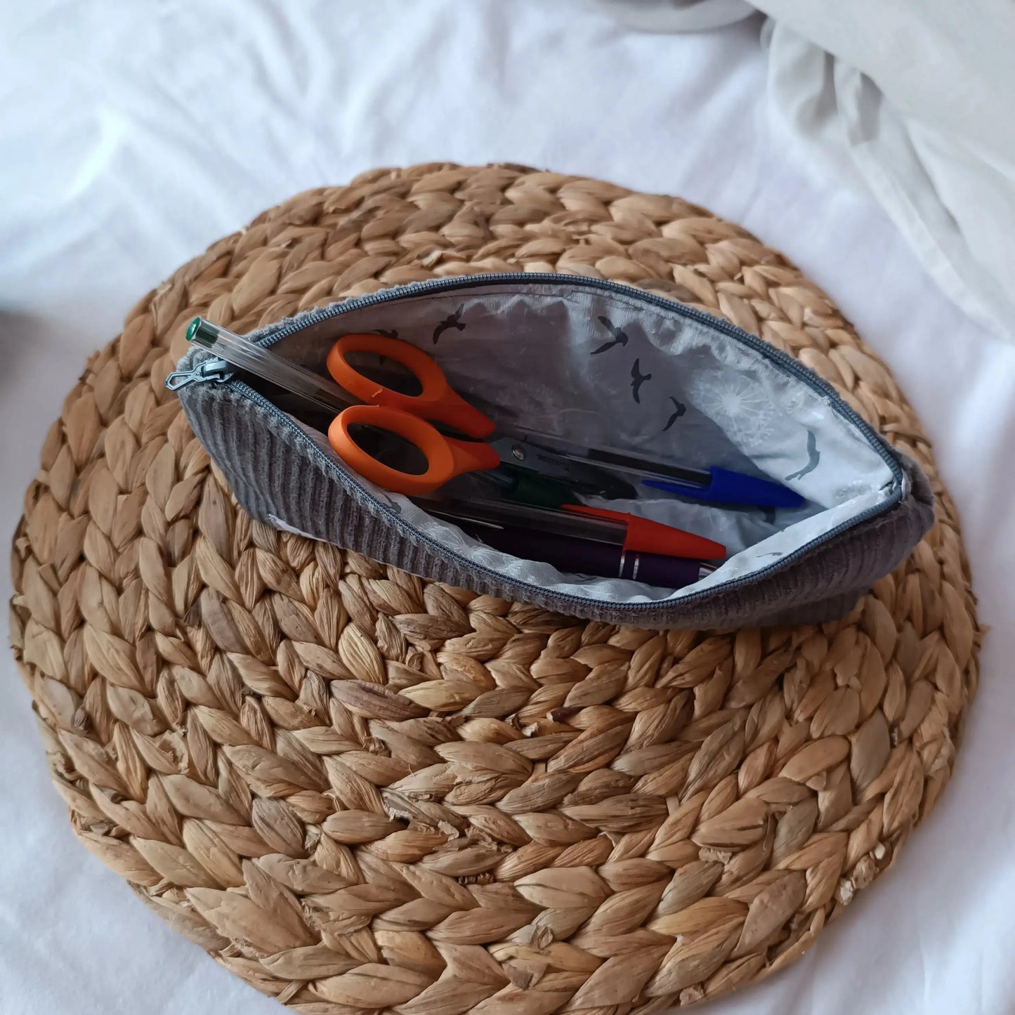 trousse à crayon grise upcyclé de Récup’ Tissu de LILI – trousse grise tissu upcyclé – trousse écoresponsable -trousse artisanale -idée cadeau artisanale - trousse originale