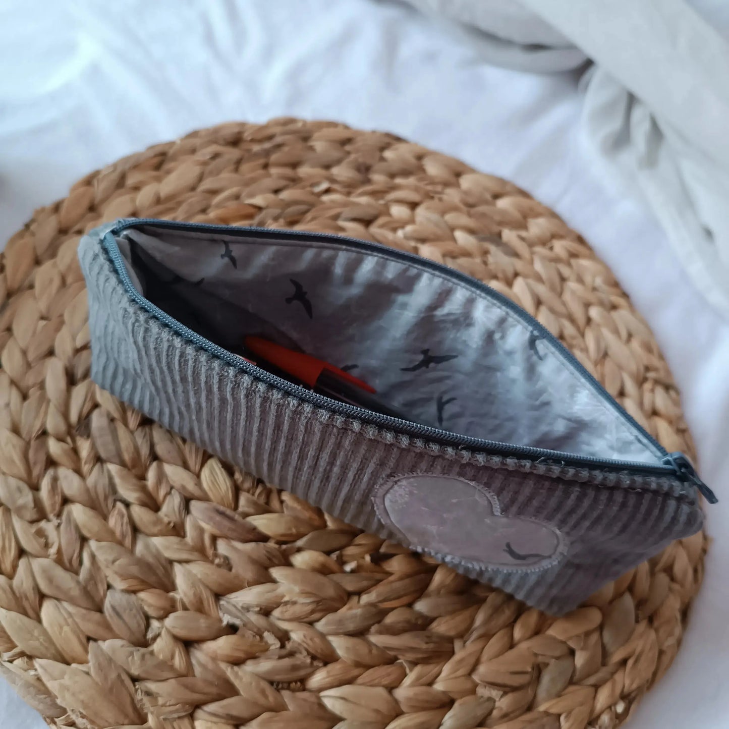 trousse à crayon grise upcyclé de Récup’ Tissu de LILI – trousse grise tissu upcyclé – trousse écoresponsable -trousse artisanale -idée cadeau artisanale - trousse originale