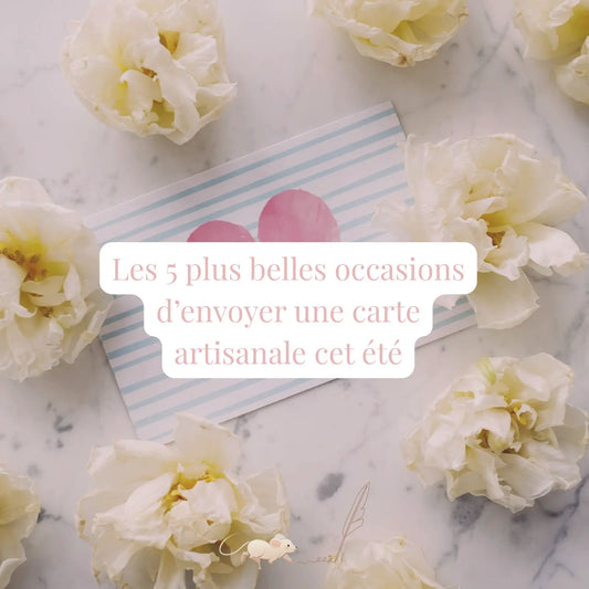 Carte artisanale estivale posé au milieu des fleurs d'été