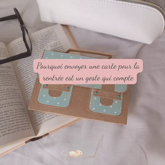 Carte de rentrée artisanale faite main posée sur un bureau cosy – L’Atelier de Lili la souris