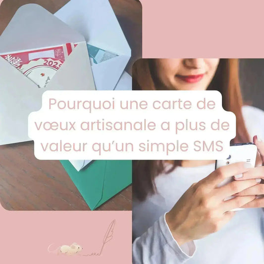 Carte de vœux artisanale faite main déposée sur une table création de L’Atelier de Lili la souris comparé à l'envoie d'un sms