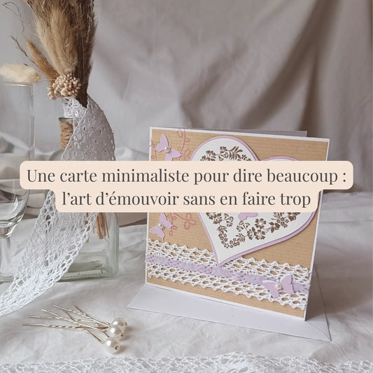 Carte de vœux artisanale minimaliste faite main, avec fleurs séchées et stylo à côté – L’Atelier de Lili la souris
