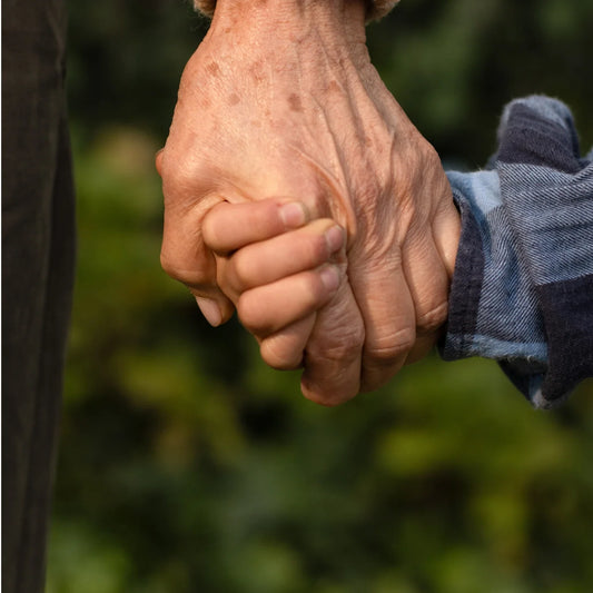 la main d'un grand père dans celle de son petit fils, un cadeau pour son grand-père