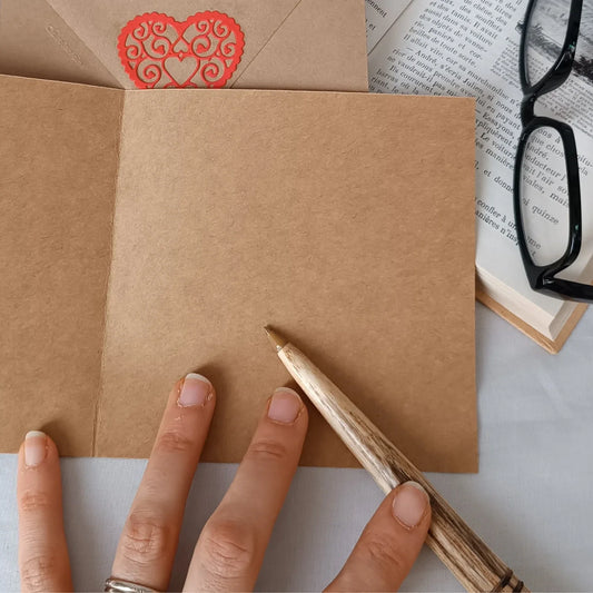 carte de saint valentin artisanale ouverte pour écrire un message d'amour