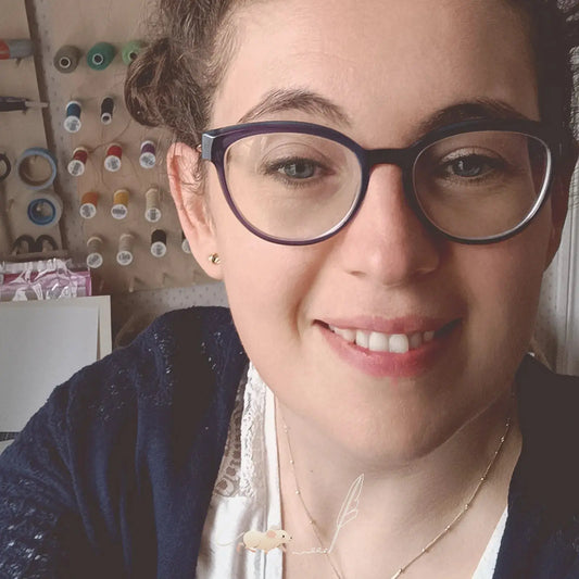 Photo de la créatrice de carte de voeux artisanale, Aurélie de L'ATELIER DE LILI LA SOURIS