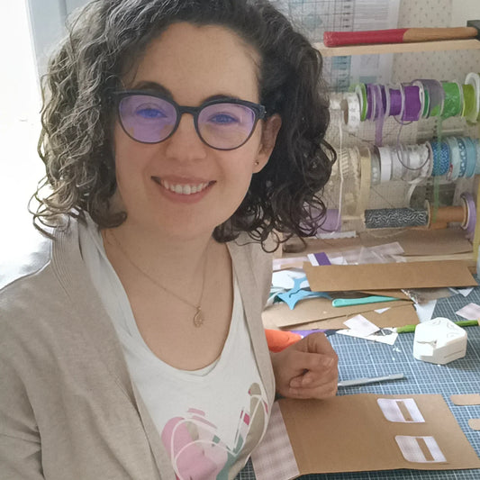 portrait d'une créatrice artisanale en carterie