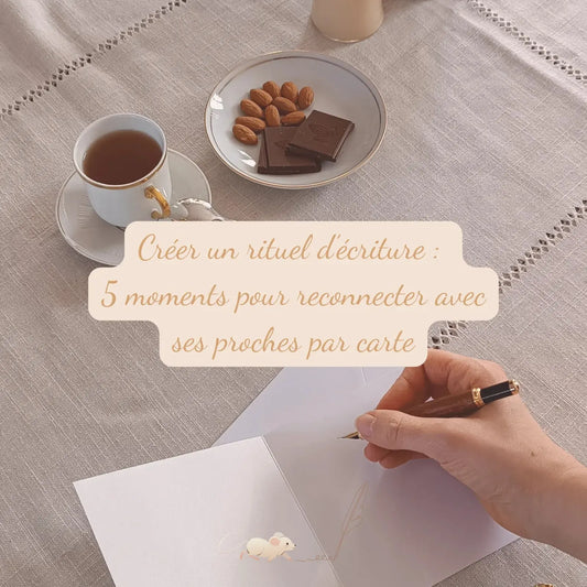 Carte de vœux artisanale posée sur une table avec stylo et tasse de thé – créer un rituel d’écriture chaleureux