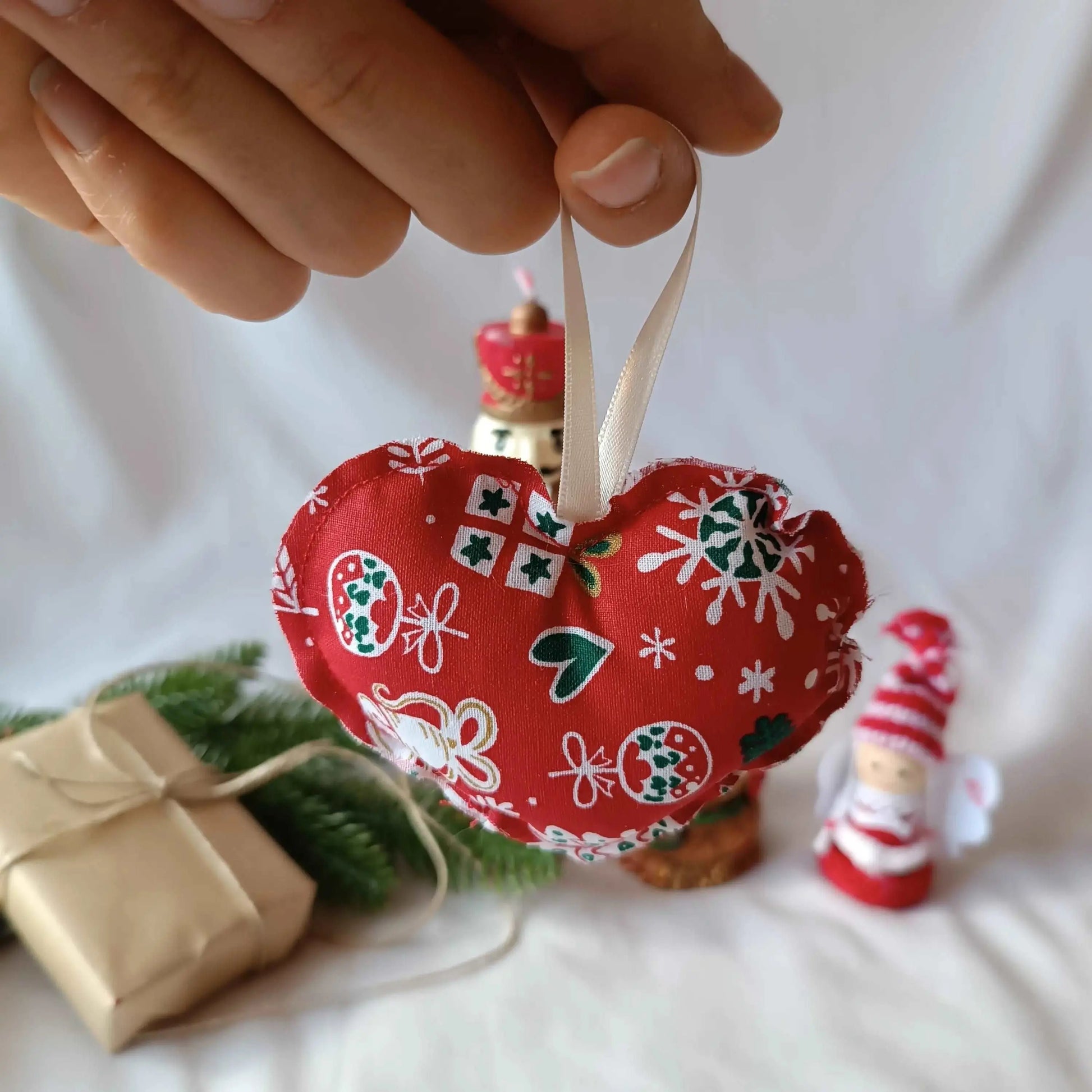 Décoration de Noël en tissu rouge imprimé de Noël