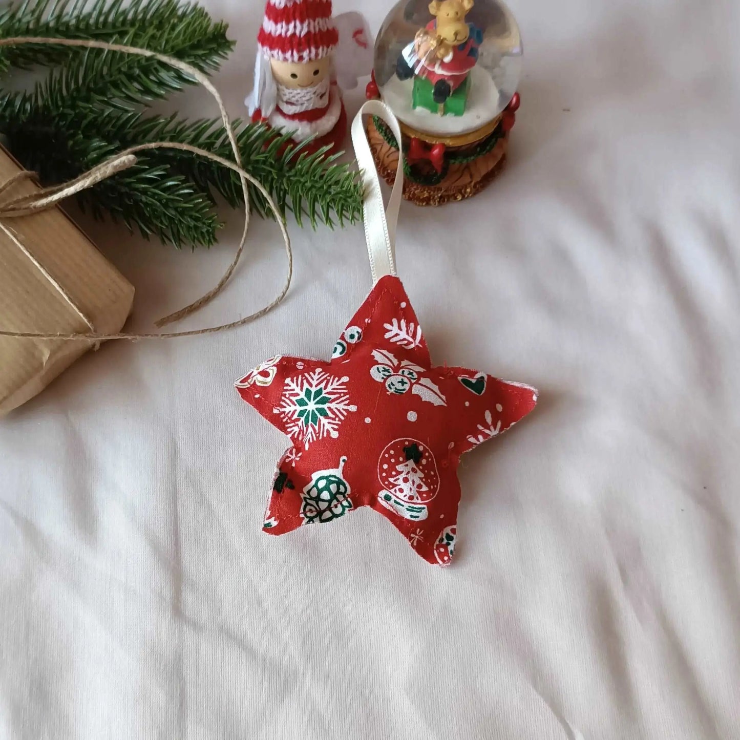 Décoration de Noël en forme d’étoile en tissu rouge imprimé de Noël
