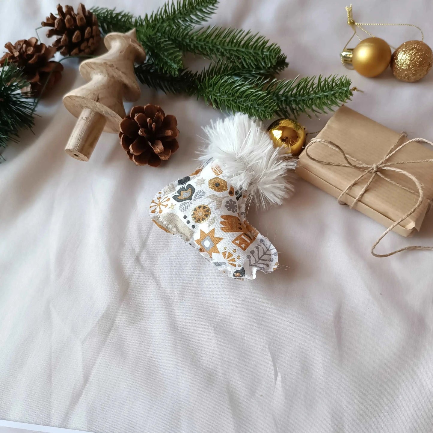 Décoration de Noël en forme de botte tissu blanc or et argent