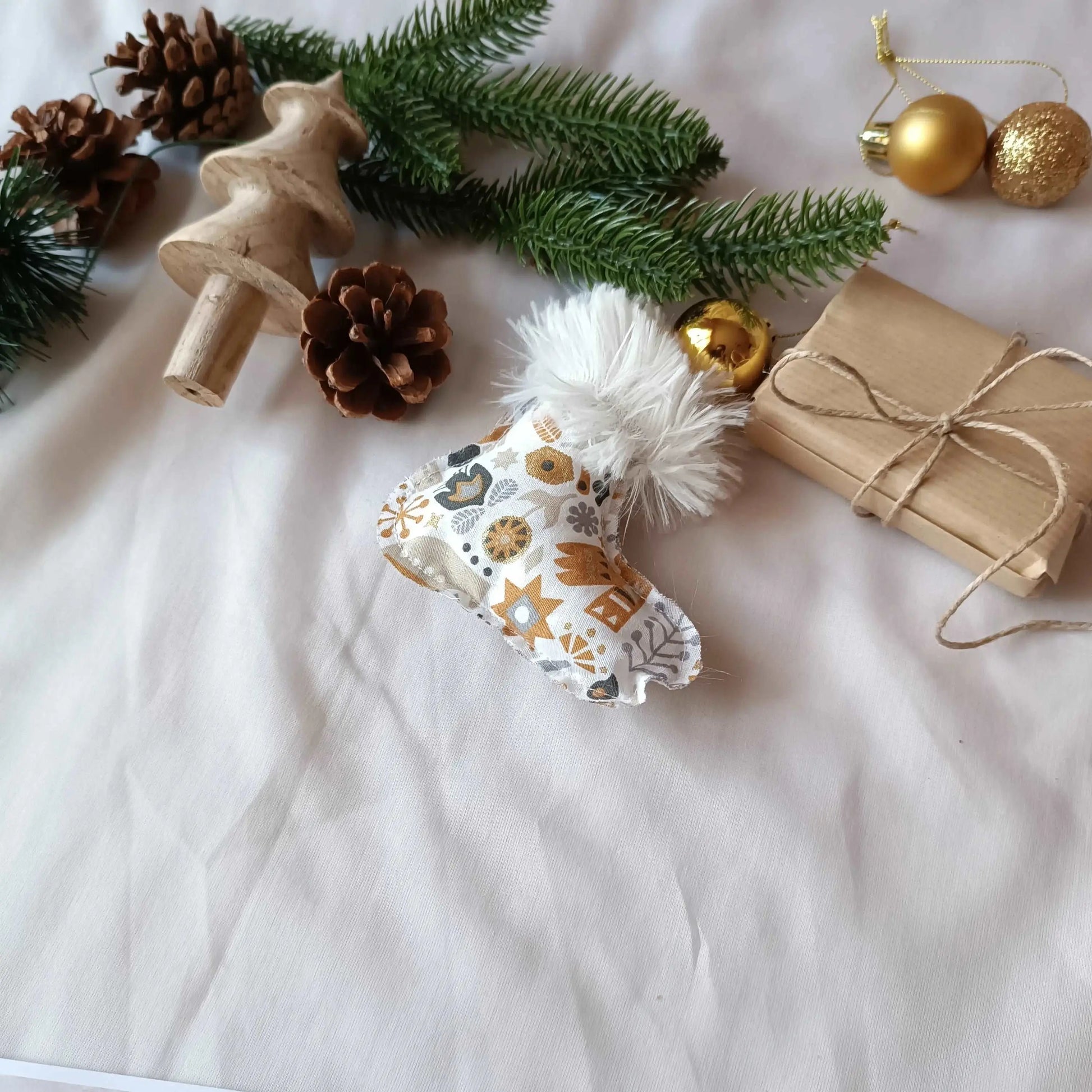 Décoration de Noël en forme de botte tissu blanc or et argent