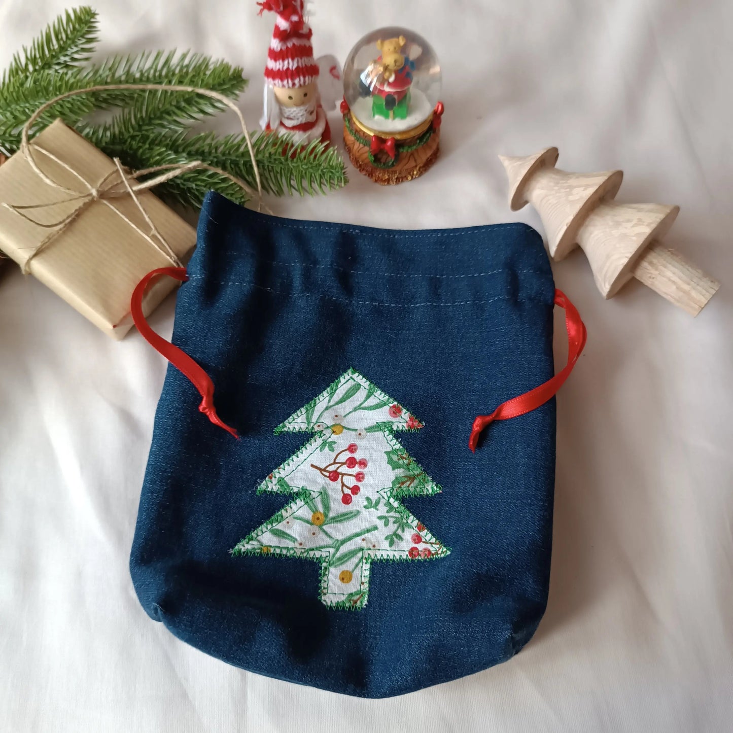 Pochon de Noël - jeans brut upcyclé - coton blanc - décore sapin