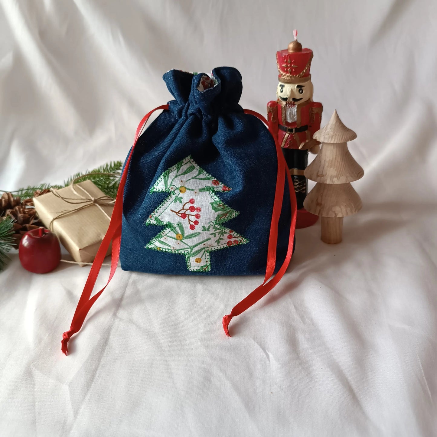 Pochon de Noël - jeans brut upcyclé - coton blanc - décore sapin