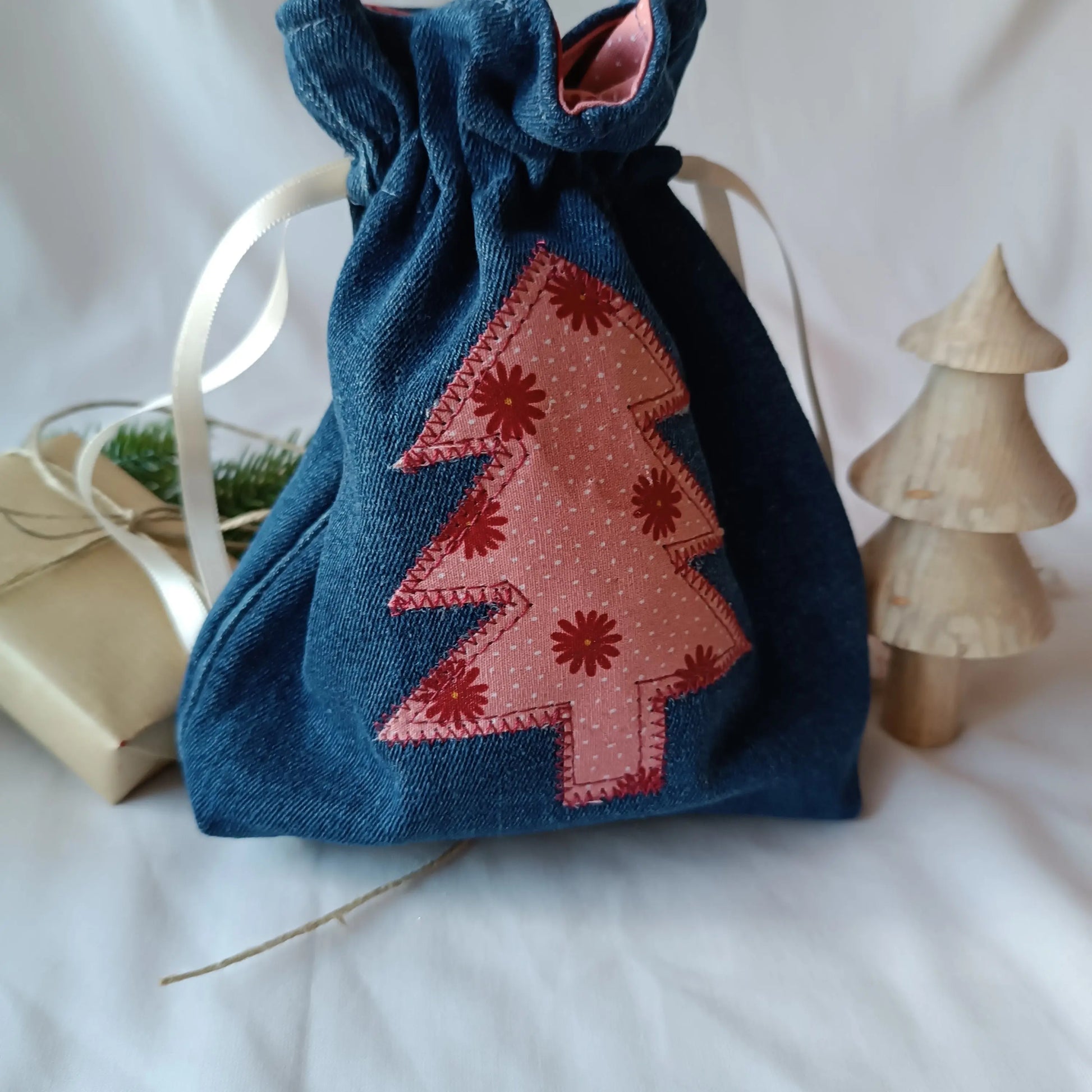 Emballage cadeau réutilisable / pochette cadeau de noel / emballage cadeau de noel / pochon de noel / sac cadeau de noel / idée cadeau de noel / idée cadeau noel 2023 / pochette cadeau pour noel / pochette cadeau tissu / pochon noel / pochon tissu / emballage cadeau noel tissu / emballage cadeau upcyclé 