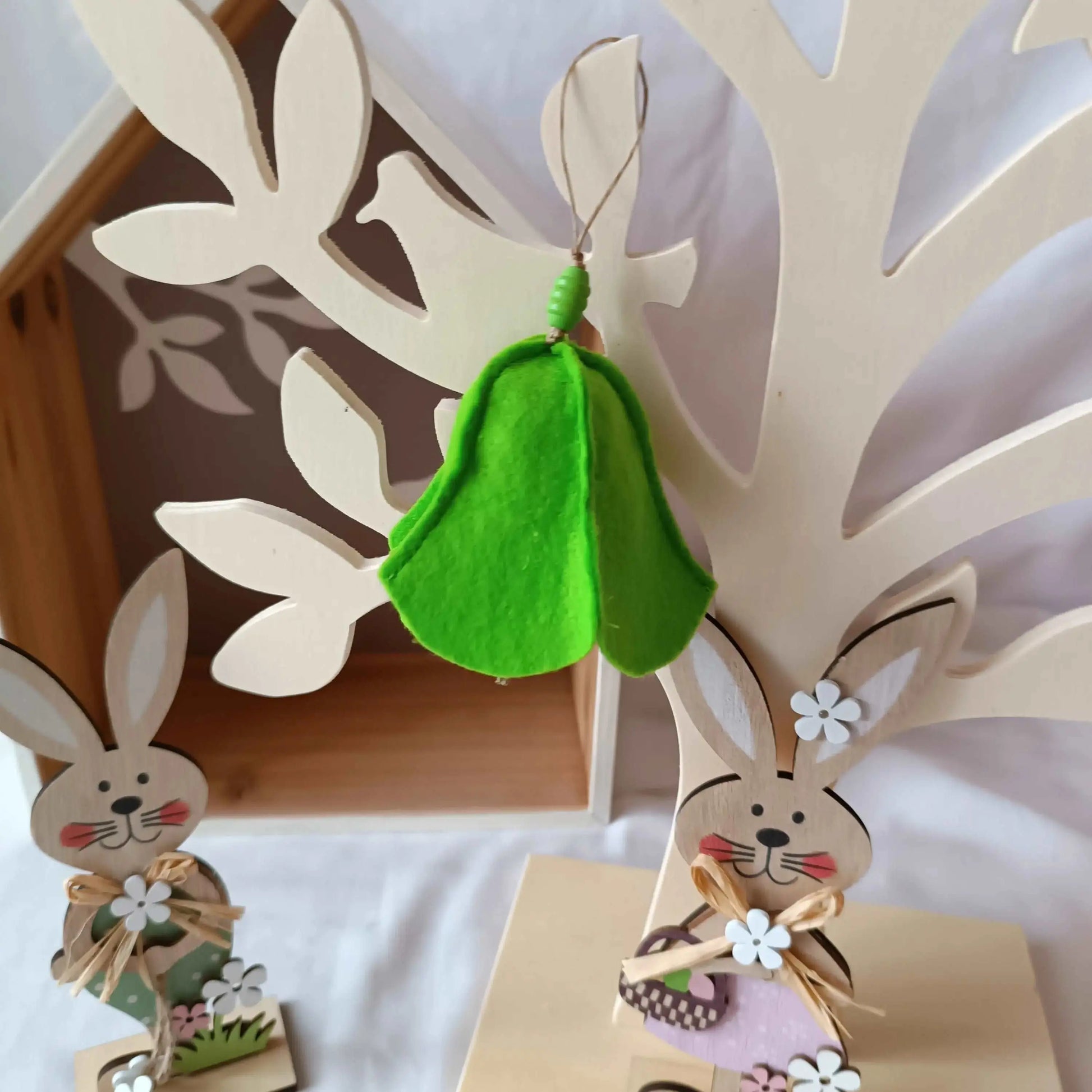Décoration de Pâques - Petite cloche en feutrine verte - latelierdelililasouris