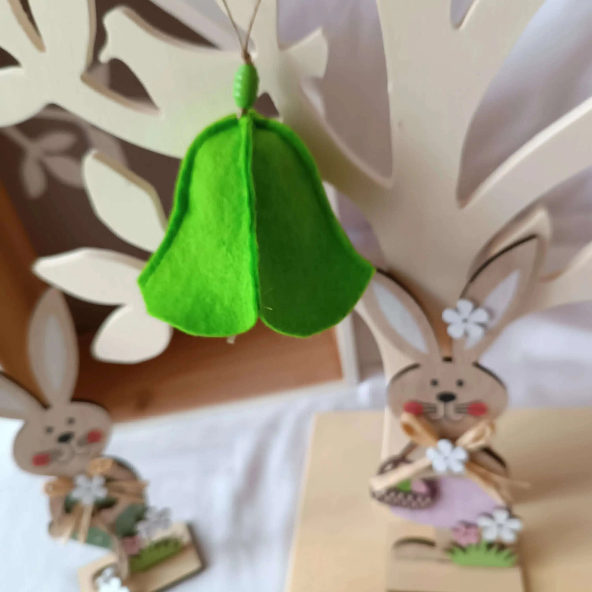 Décoration de Pâques - Petite cloche en feutrine verte - latelierdelililasouris