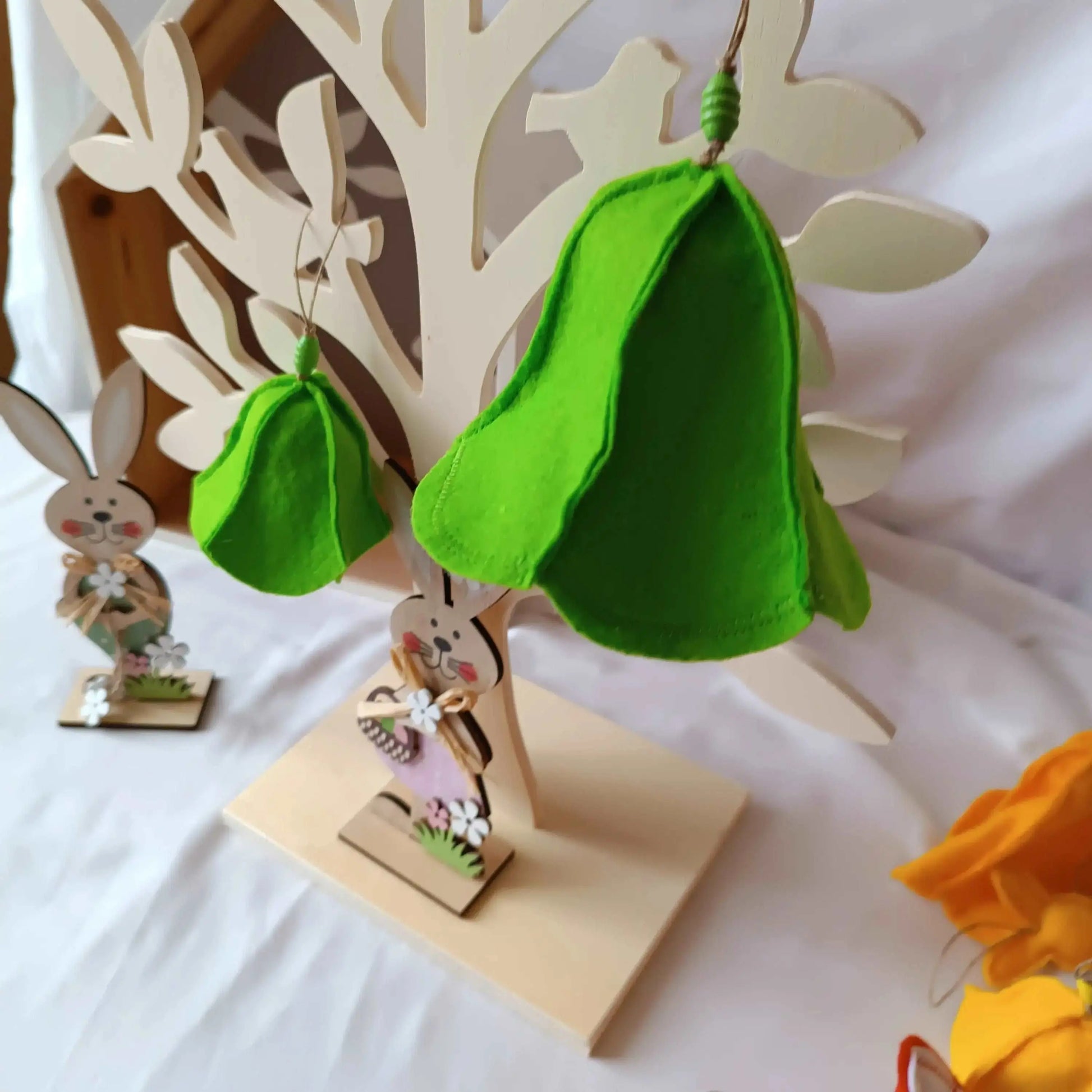 Décoration de Pâques - Petite cloche en feutrine verte - latelierdelililasouris