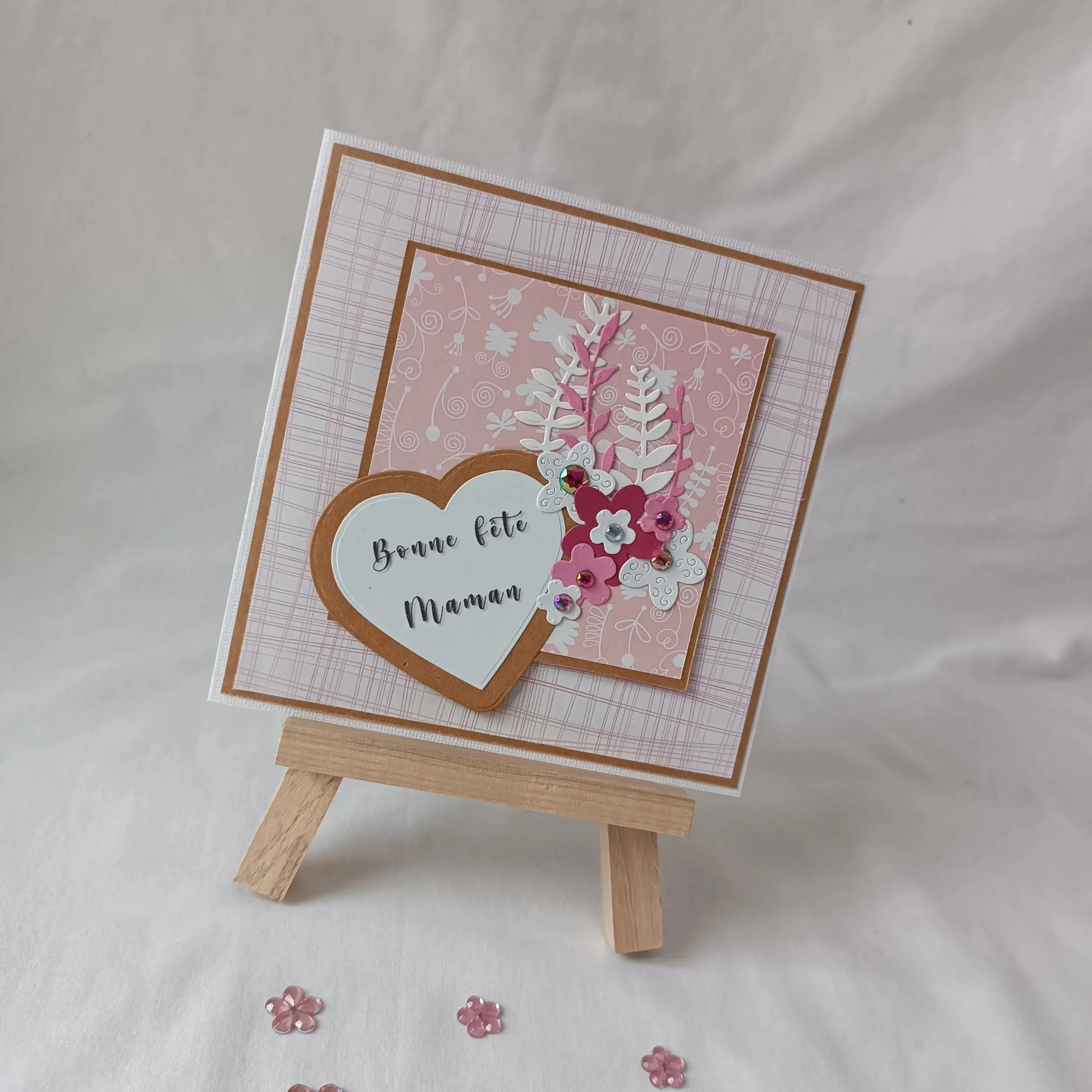 Carte Fête des Mères -Carrée 15x15cm - Cœur en Fleurs de Maman | L’Atelier de Lili la souris  - carte fête des mères artisanale, carte scrapbooking maman, carte originale fête des mères, carte fait main pour maman, carte avec fleurs fête des mères