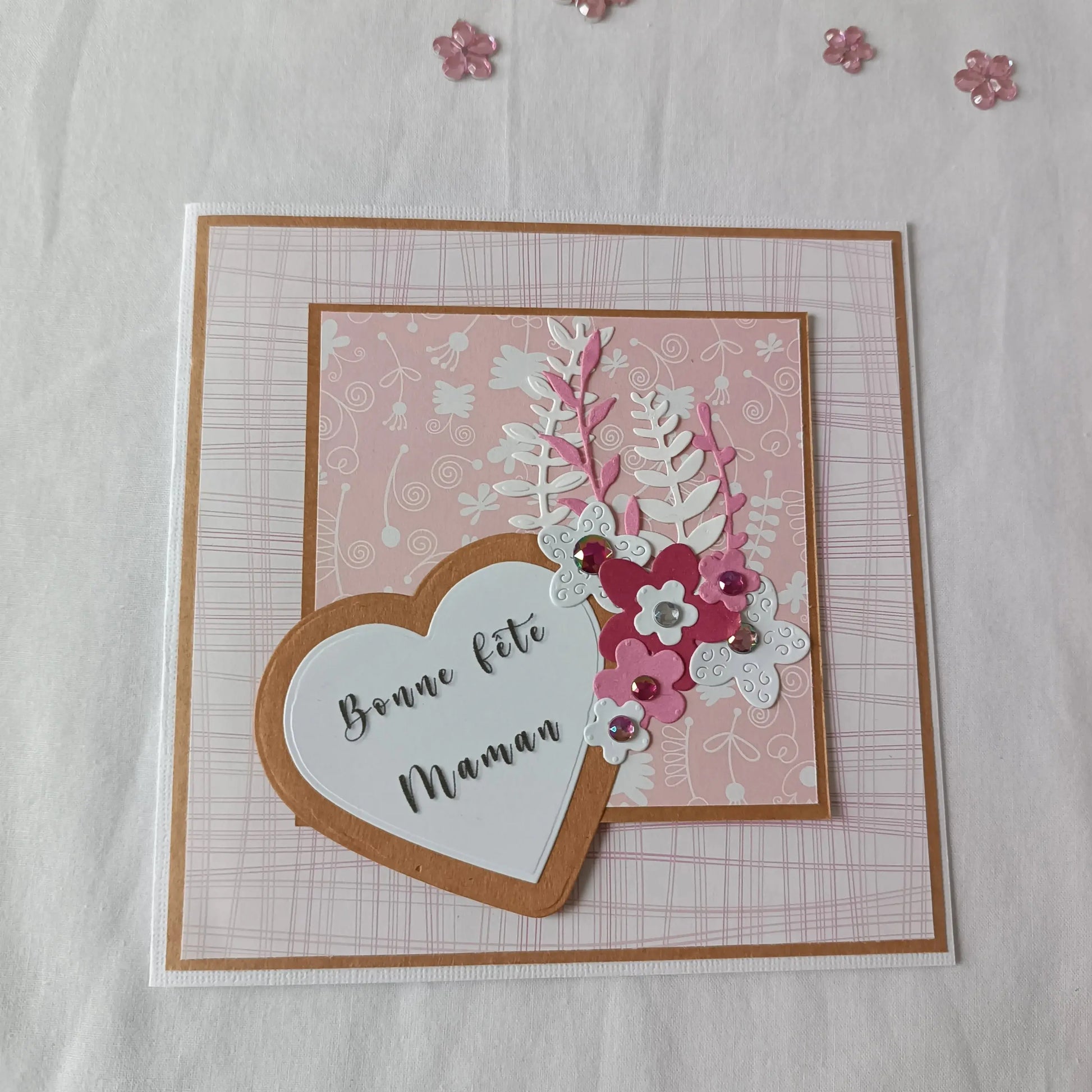 Carte Fête des Mères -Carrée 15x15cm - Cœur en Fleurs de Maman | L’Atelier de Lili la souris  - carte fête des mères artisanale, carte scrapbooking maman, carte originale fête des mères, carte fait main pour maman, carte avec fleurs fête des mères