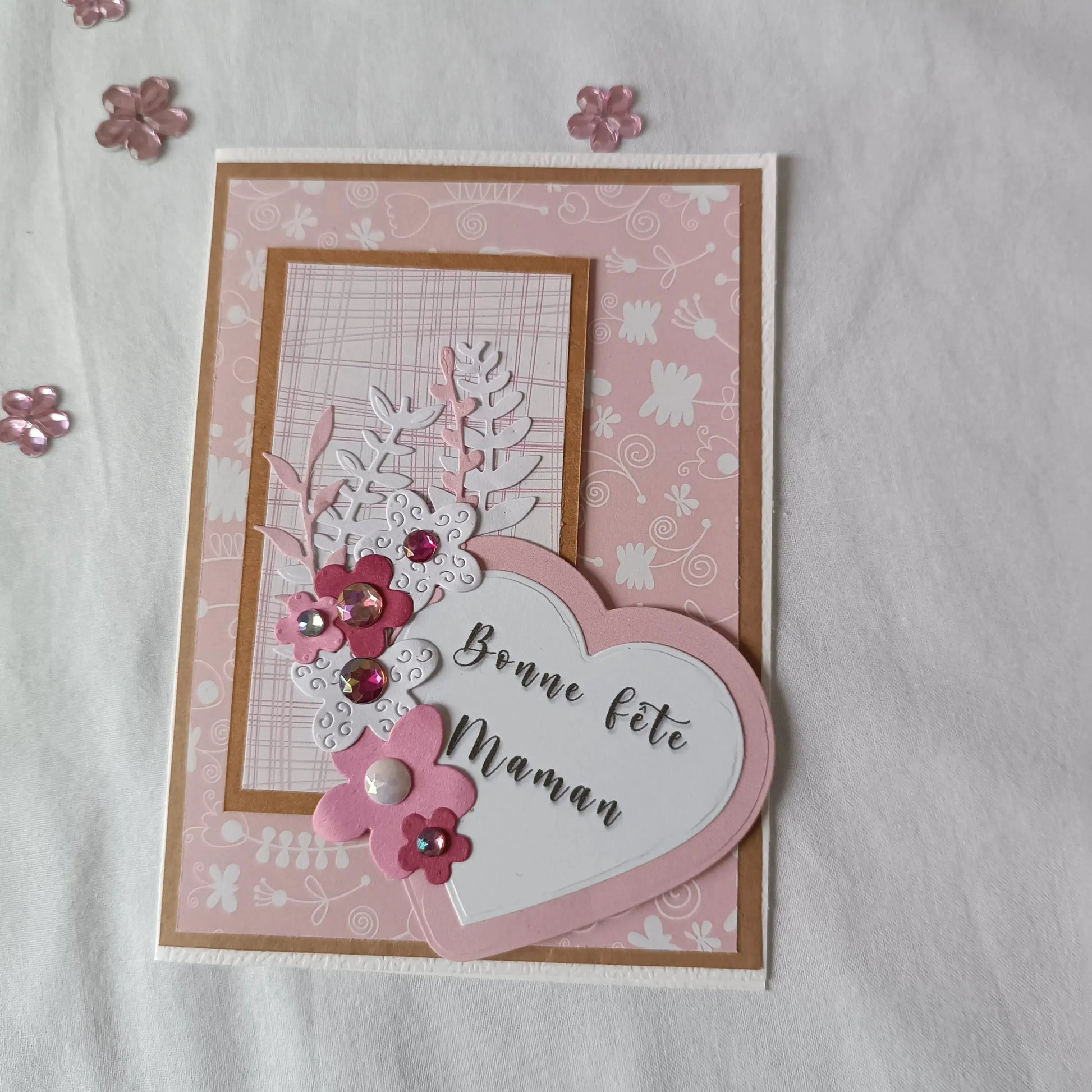 Carte Fête des Mères – A5 verticale - Cœur en Fleurs de Maman | L’Atelier de Lili la souris - carte fête des mères artisanale, carte scrapbooking maman, carte originale fête des mères, carte fait main pour maman, carte avec fleurs fête des mères
