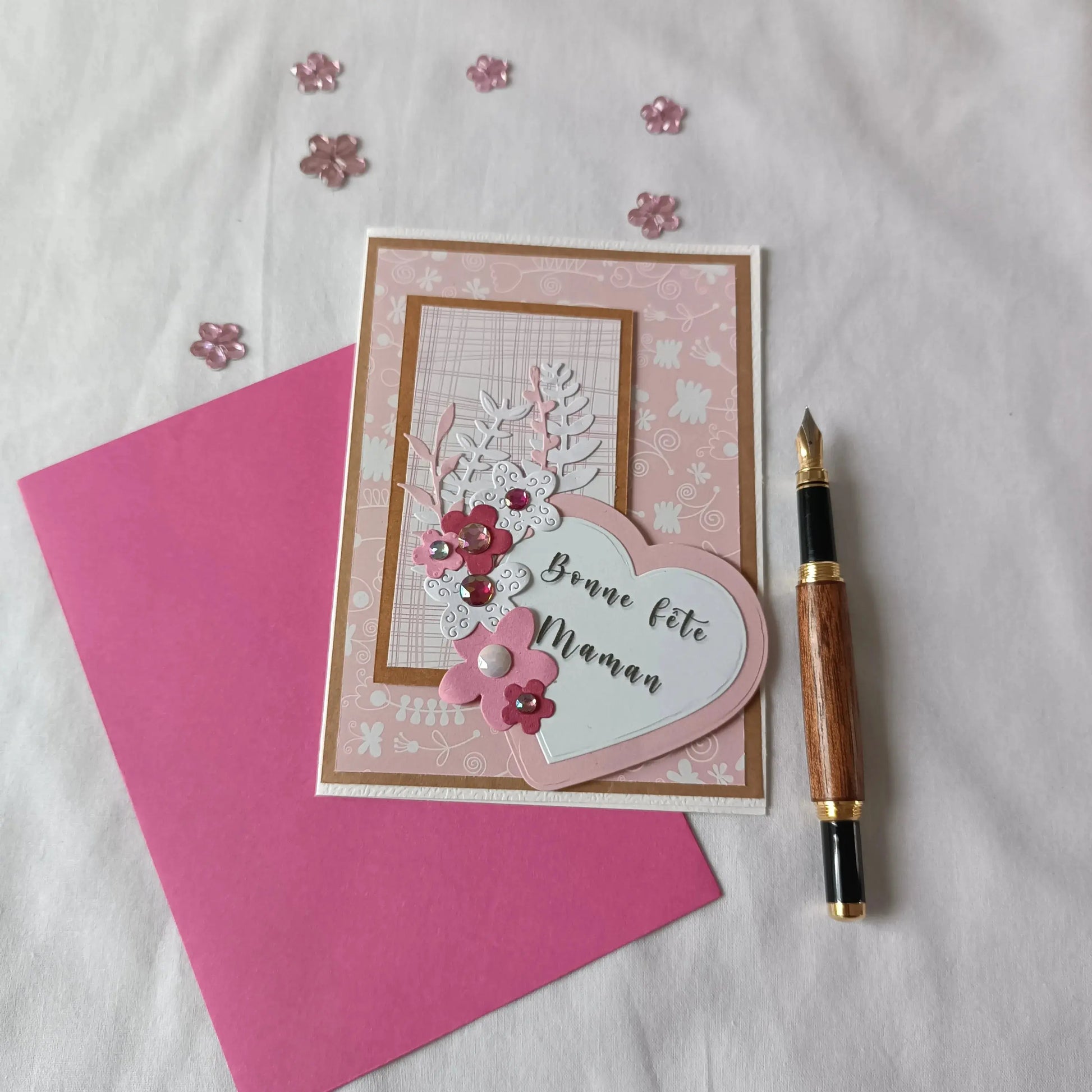 Carte Fête des Mères – A5 verticale - Cœur en Fleurs de Maman | L’Atelier de Lili la souris - carte fête des mères artisanale, carte scrapbooking maman, carte originale fête des mères, carte fait main pour maman, carte avec fleurs fête des mères