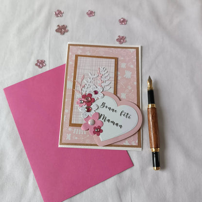 Carte Fête des Mères – A5 verticale - Cœur en Fleurs de Maman | L’Atelier de Lili la souris - carte fête des mères artisanale, carte scrapbooking maman, carte originale fête des mères, carte fait main pour maman, carte avec fleurs fête des mères