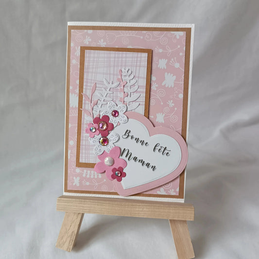 Carte Fête des Mères – A5 verticale - Cœur en Fleurs de Maman | L’Atelier de Lili la souris - carte fête des mères artisanale, carte scrapbooking maman, carte originale fête des mères, carte fait main pour maman, carte avec fleurs fête des mères