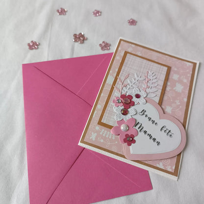 Carte Fête des Mères – A5 verticale - Cœur en Fleurs de Maman | L’Atelier de Lili la souris - carte fête des mères artisanale, carte scrapbooking maman, carte originale fête des mères, carte fait main pour maman, carte avec fleurs fête des mères