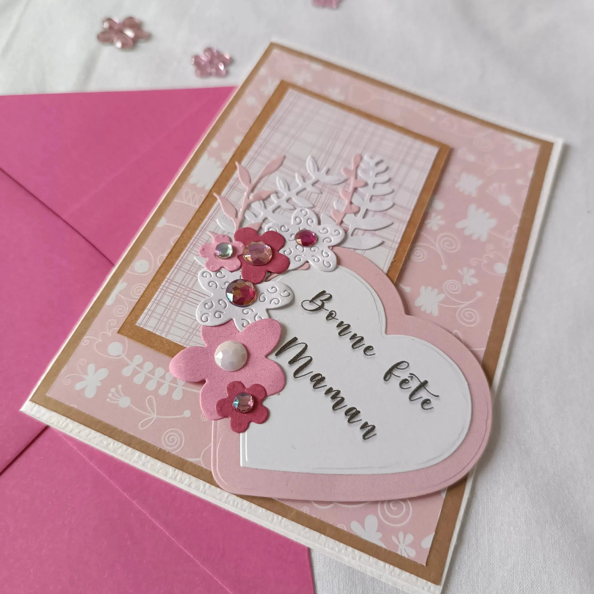 Carte Fête des Mères – A5 verticale - Cœur en Fleurs de Maman | L’Atelier de Lili la souris - carte fête des mères artisanale, carte scrapbooking maman, carte originale fête des mères, carte fait main pour maman, carte avec fleurs fête des mères