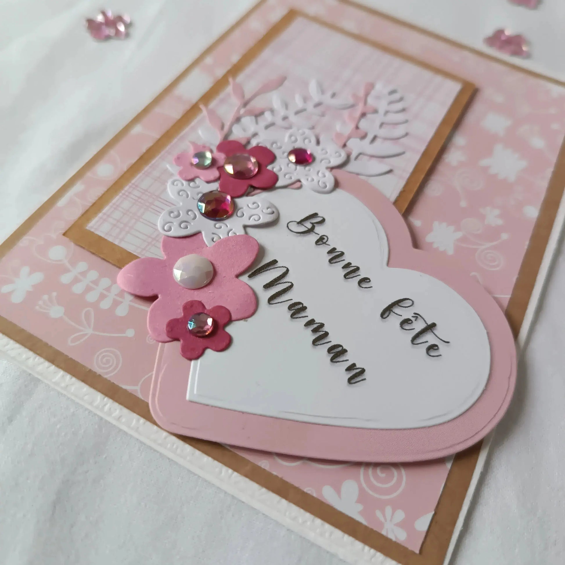 Carte Fête des Mères – A5 verticale - Cœur en Fleurs de Maman | L’Atelier de Lili la souris - carte fête des mères artisanale, carte scrapbooking maman, carte originale fête des mères, carte fait main pour maman, carte avec fleurs fête des mères