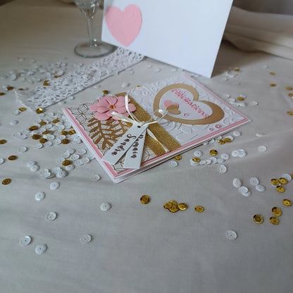 Carte de mariage rose et or, autre angle de la création artisanale
