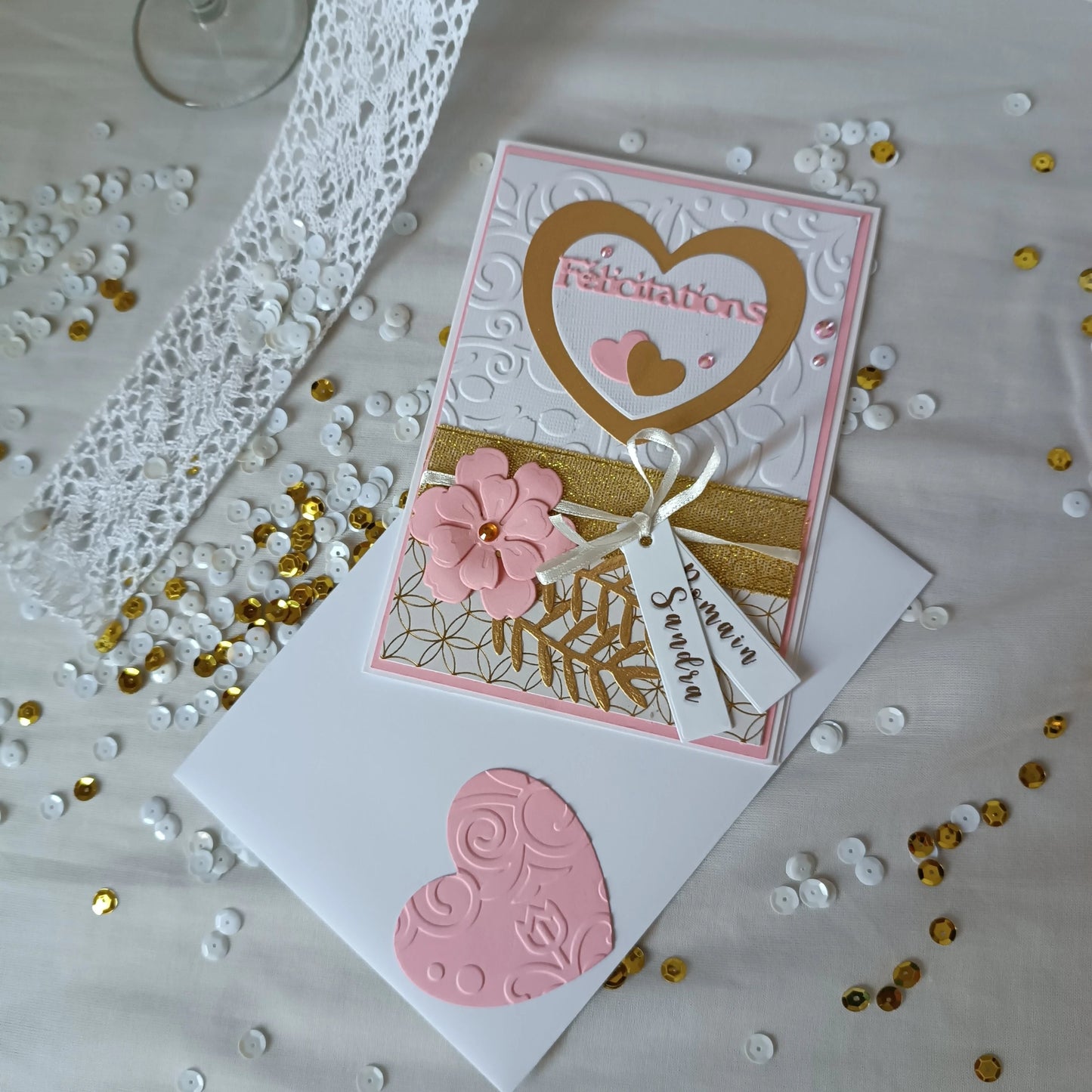 Carte de mariage rose et or réalisée à la main, vue rapprochée